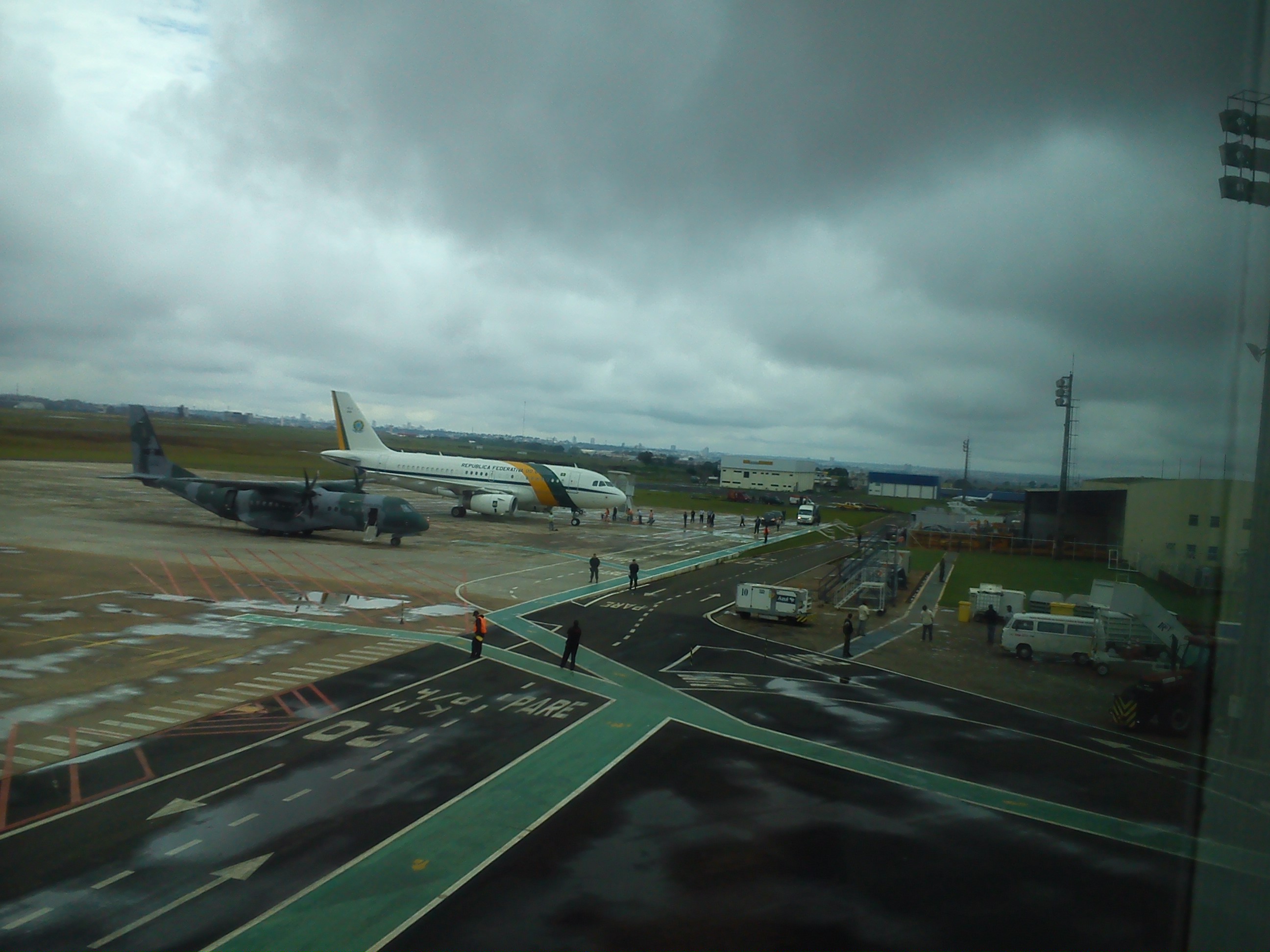 Avião que trouxe a presidente Dilma chegou atrasado em Maringá na manhã desta sexta-feira | Tatiane Salvatico / Gazeta Maringá