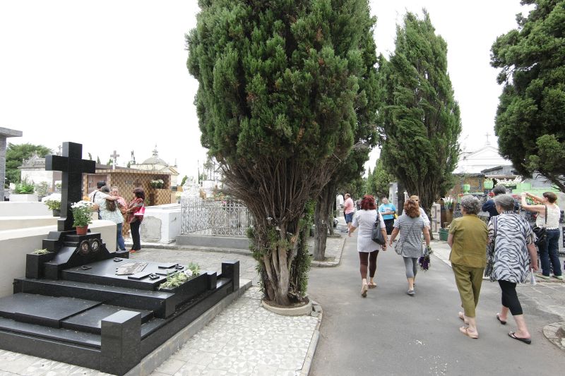 A partir do dia 31 até o dia de Finados só será permitido encerar e passar pano úmido nas sepulturas | Ivonaldo Alexandre/ Agência de Notícias Gazeta do Povo