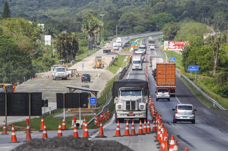 Reconstrução da ponte sobre o Rio Sagrado, na BR-277, em Morretes, deixa o tráfego em meia pista: concessionária promete entregar a obra até 10 de dezembro | Daniel Castellano/Gazeta do Povo
