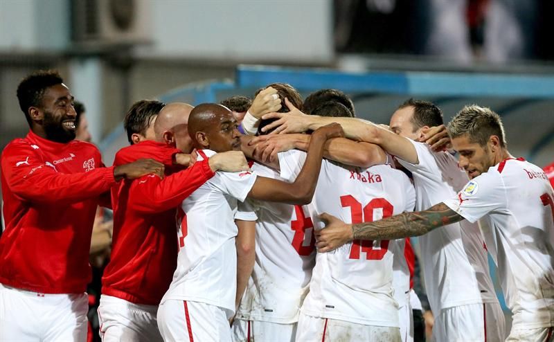 Jogadores da Suíça comemoram o triunfo contra a Albânia que garantiu a vaga na Copa de 2014 | EFE