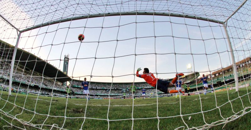 Carlinhos acertou um chute indefensável para o cruzeirense Fábio, abrindo caminho para a vitória coxa-branca | Daniel Castellano/ Gazeta do Povo