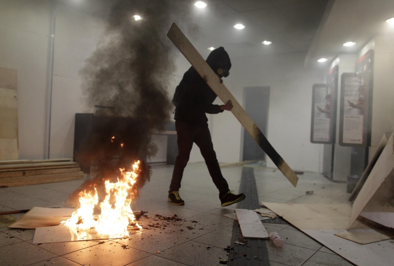 No Rio, mascarados depredaram ônibus da PM e incendiaram restaurante e agência bancária | Pilar Olivares/ Reuters
