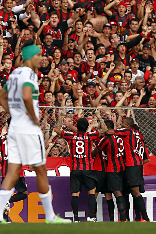 Atleticanos comemoram o primeiro gol rubro-negro diante do zagueiro Escudero |