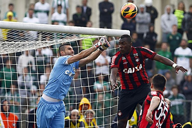 Goleiro Vanderlei disputa a bola com zagueiro Manoel |