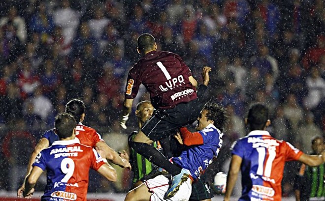 Goleiro Matheus em disputa de bola com Alex Alves | 