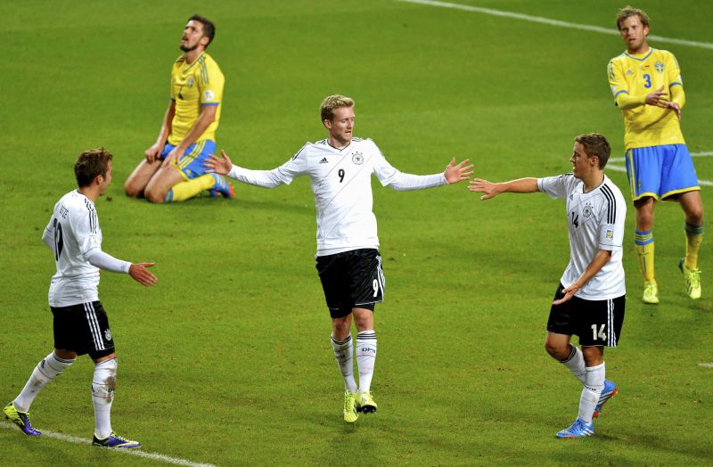 Andre Schürrle (centro) marcou três dos gols alemães na vitória por 5 a 3 sobre a Suécia nesta terça-feira | Jonas Ekstromer / Reuters