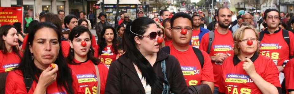 Diversas categorias se reuniram para apoiar o protesto dos funcionários da FAS | Ciciro Back/Tribuna do Paraná