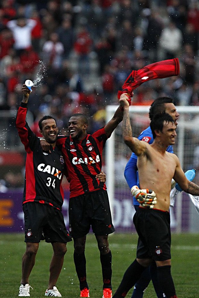 Roger e Marcelo comemoram a vitória atleticana no clássico |