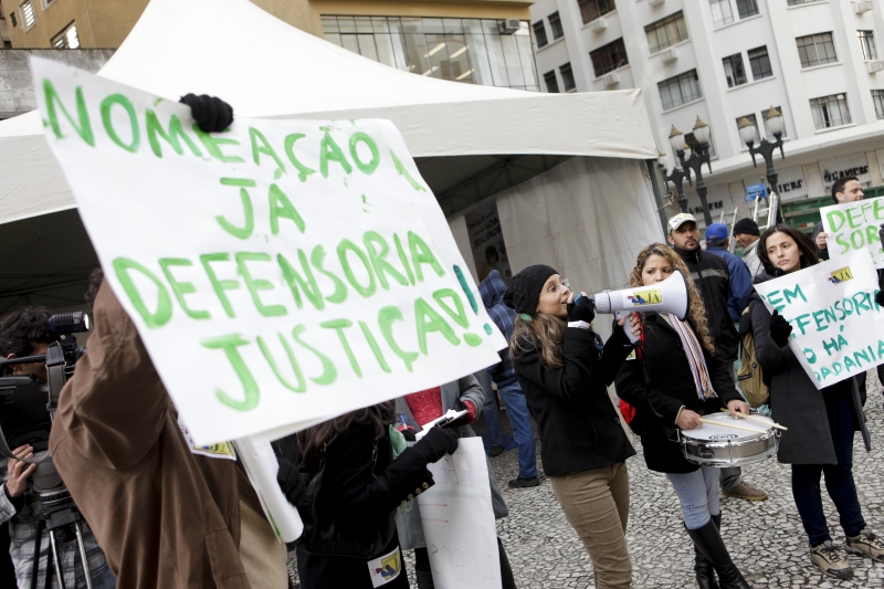 Em agosto, manifestantes foram às ruas pedir a nomeação dos defensores públicos no estado | André Rodrigues/ Gazeta do Povo