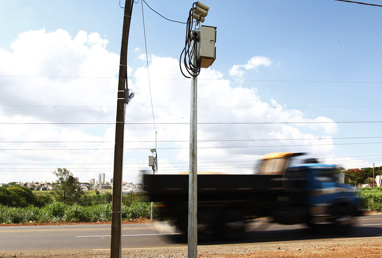 Atualmente, existem 140 aparelhos de fiscalização em Maringá, entre radares de velocidade, câmeras de registro de avanço de sinal e radares móveis | Divulgação/PMM