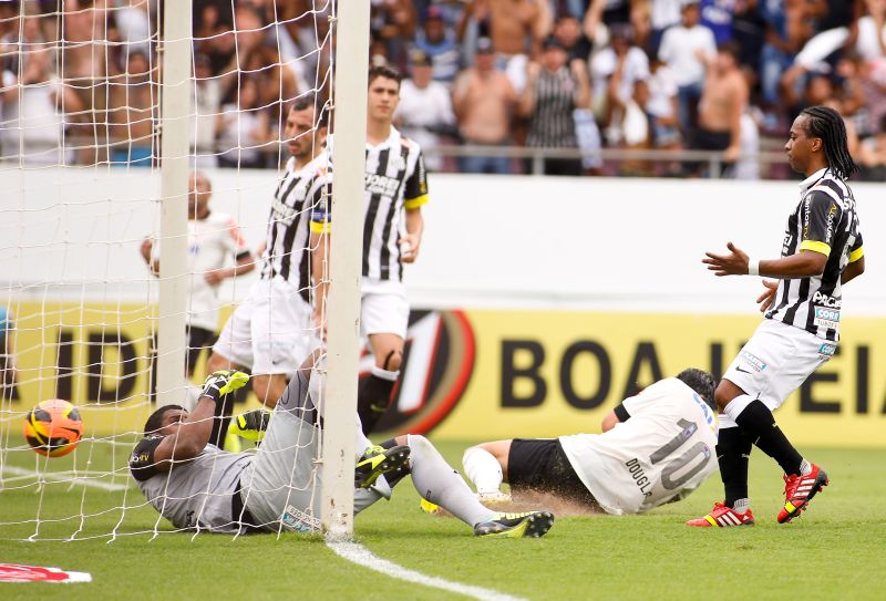 Douglas marcou o gol do Corinthians no primeiro tempo, mas o time cedeu o empate | Rodrigo Coca / Fotoarena / Folhapress