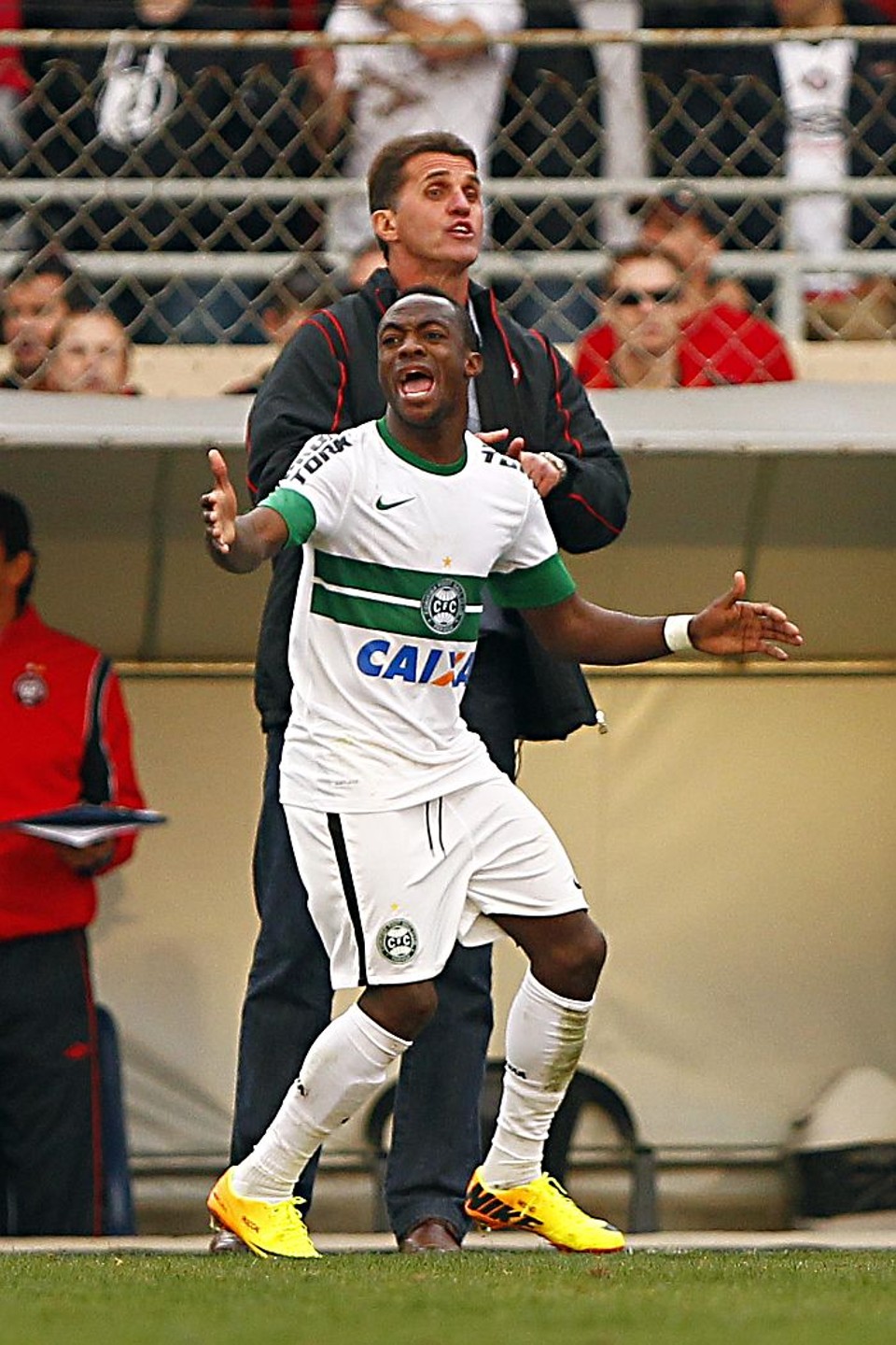 Mancini passa orientações ao Atlético diante do coxa-branca Geraldo | Albari Rosa / Gazeta do Povo