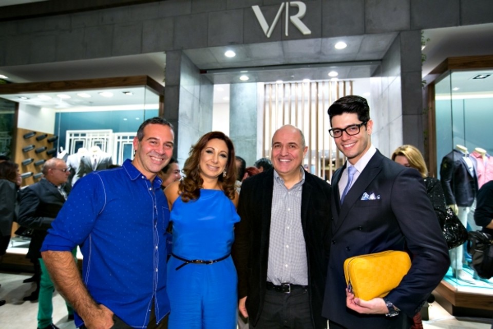 A empresária Graziela Fuzzo recebeu na segunda-feira o blogueiro paulista Kadu Dantas (à dir.) para o coquetel em comemoração à abertura da loja VR no Pátio Batel. Também na foto, o personal party designer Marcos Soares (de azul), que assinou a ambientação do evento, e o arquiteto Jayme Bernardo | Diego Pisante