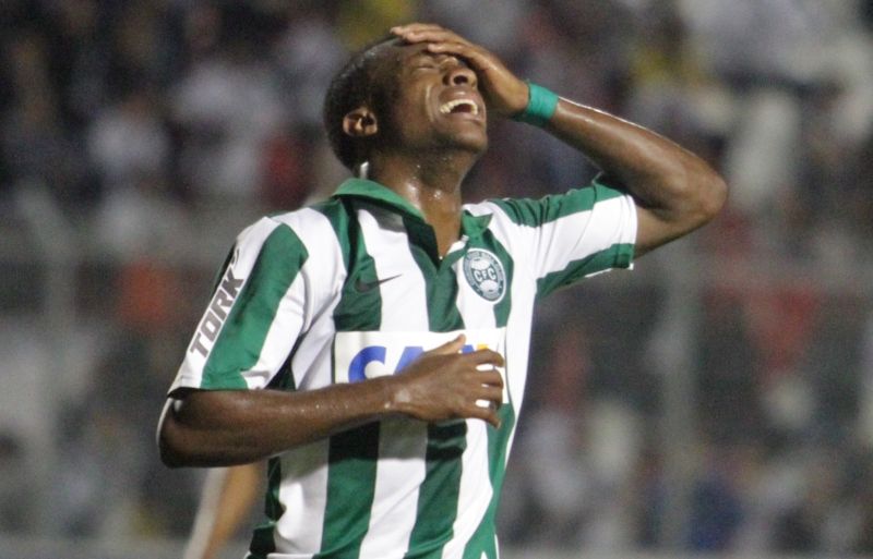 O atacante angolano Geraldo lamenta lance perdido contra a Ponte Preta: Coxa cada vez mais ameaçado pela ZR | Gustavo Magnusson/Fotoarena/Folhapress