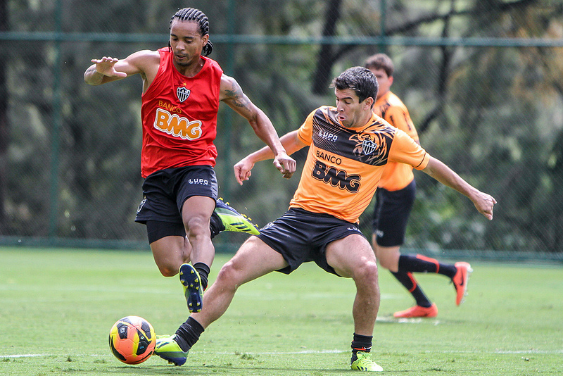 Leandro Donizete (direita) em treino na Cidade do Galo | Bruno Cantini / Atlético-MG