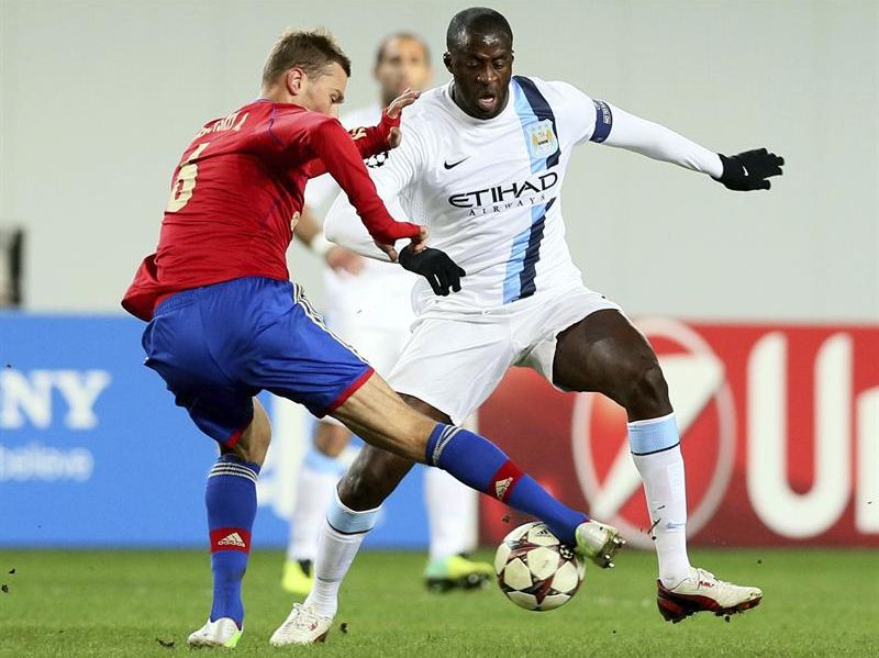 Yaya Touré disputa bola com Aleksei Berezutski durante jogo entre Manchester City e CSKA Moscou, no qual reclamou de ofensas racistas | Sergei Ilnitsky / EFE