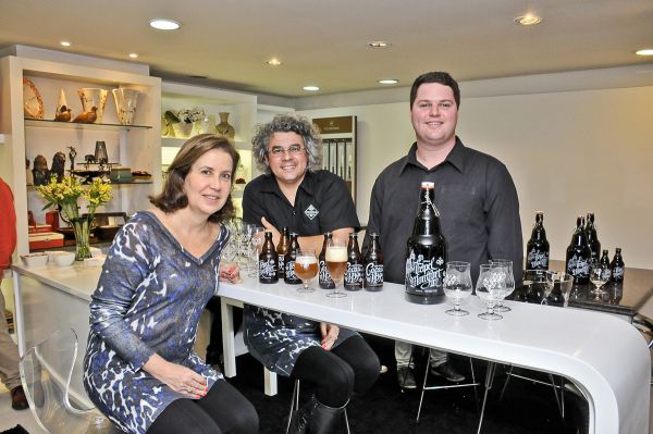 Deborah Bergerson Campelli, diretora da Bergerson Presentes, recebeu o mestre cervejeiro Samuel Cavalcanti (ao centro), da cervejaria Bodebrown, e Robert Strauss, da Cristallerie Strauss, para a palestra sobre o renascimento da cerveja artesanal, na quarta-feira, na loja da Alameda Presidente Taunay | Gley Thomas