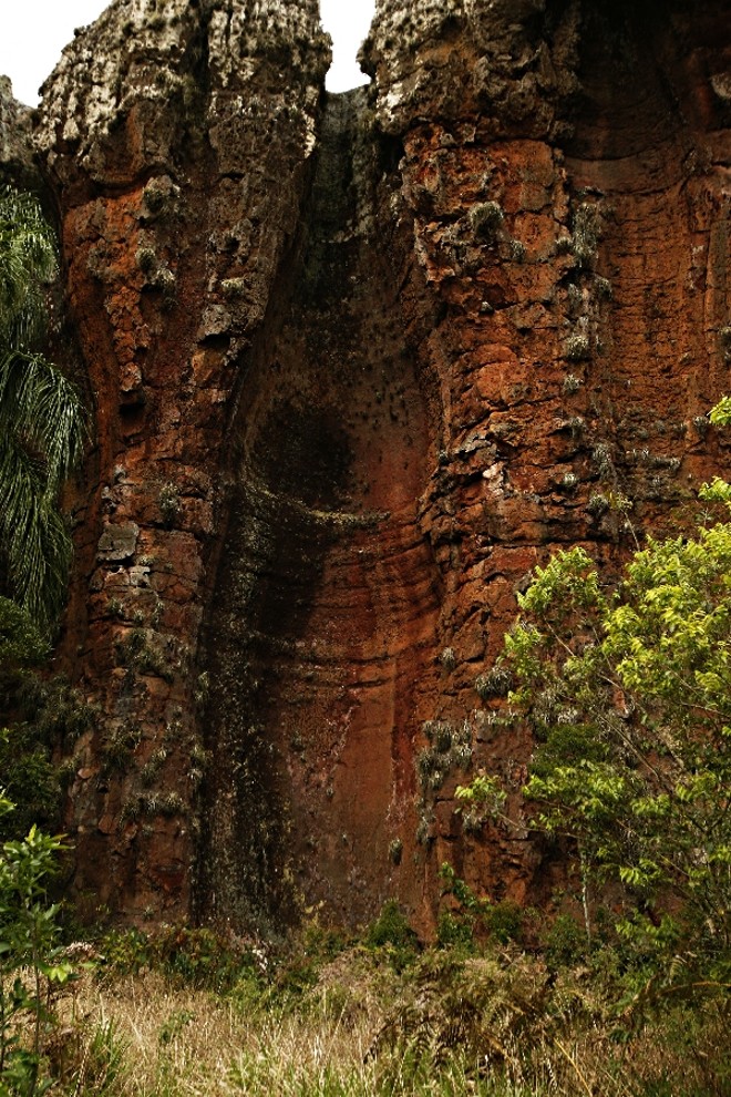 Garrafa: resultado da concentração do escoamento da água da chuva que remove partes frágeis do arenito por erosão mecânica e por dissolução. Isso provoca um alargamento em direção a sua base | 