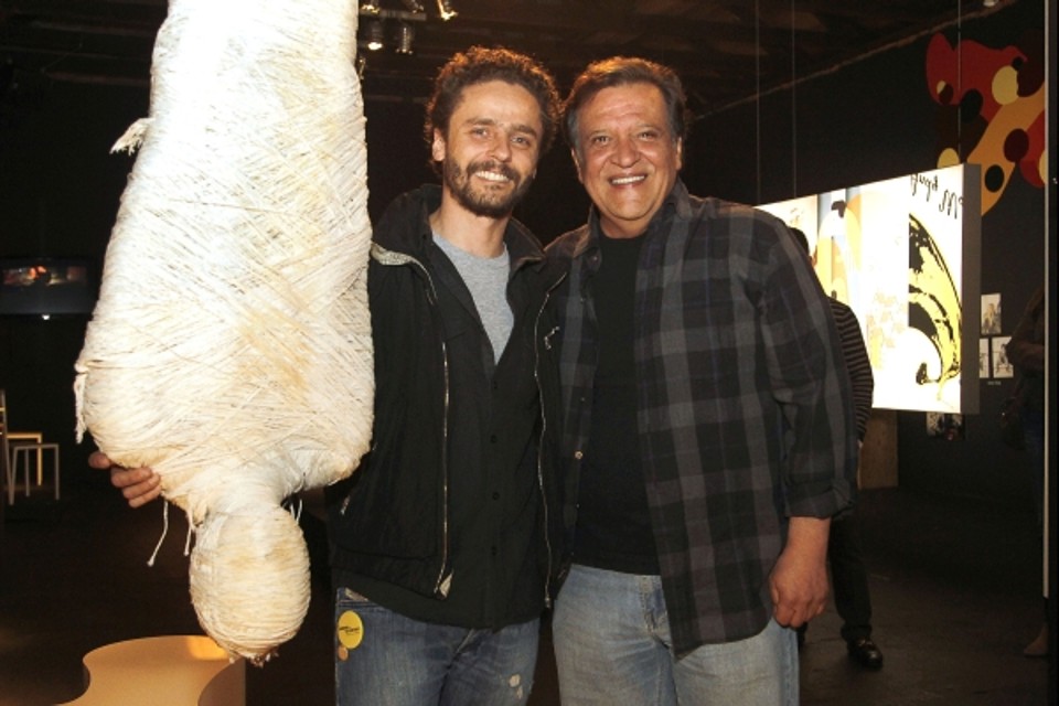 O ator deu um tempo no atormentado Atílio, que interpreta na novela Amor à Vida, para conferir a segunda edição da Deforma Mostra Design, onde foi recebido por Henrique Catenacci, idealizador e curador do evento | Luiz Costa