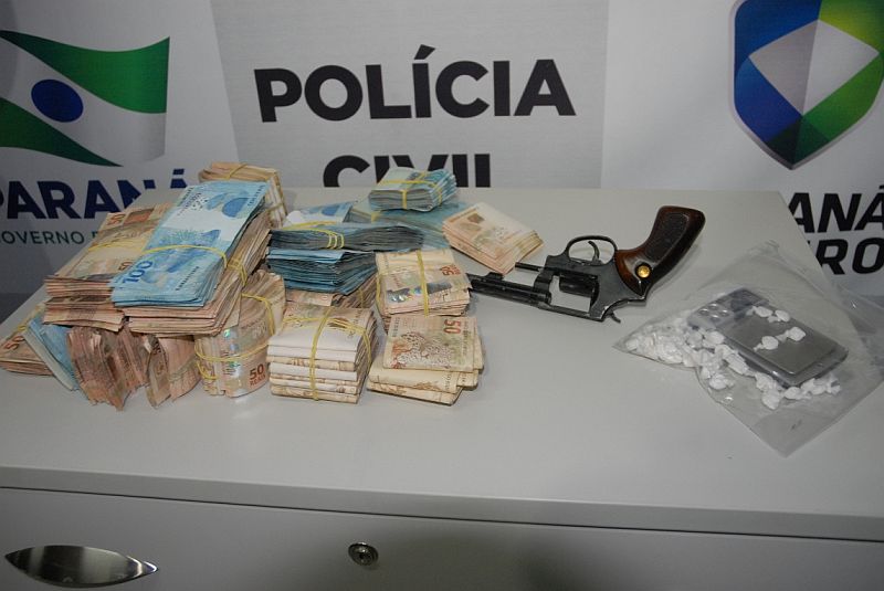 Dinheiro levado de cofre foi recuperado na casa de suspeito | Divulgação/Polícia Civil