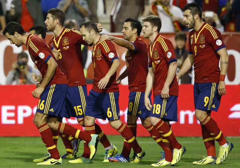Jogadores espanhóis comemoram gol sobre a Geórgia nesta terça-feira em Albacete | Juan Medina / Reuters