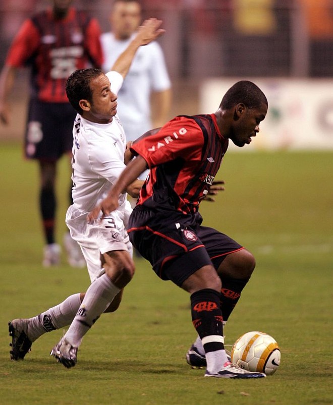Em 2005, o Atlético de Alan Bahia eliminou o Santos nas quartas de final da Libertadores com duas vitórias |