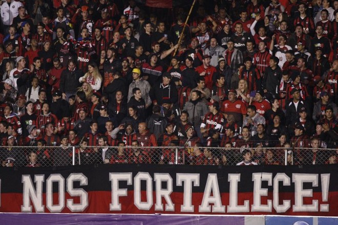 Mais de 7 mil torcedores foram à Vila Capanema para o jogo do Atlético |