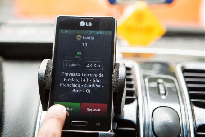 Taxista recebe pedido de corrida: praticidade | 