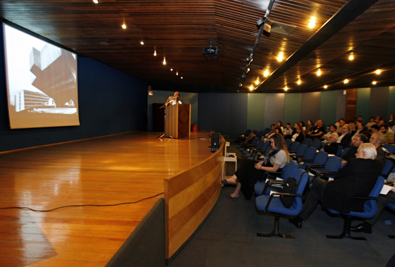 Barry Bergdoll, curador do Museu de Arte Moderna de Nova York, fala sobre projetos brutalistas em auditório da PUC-PR | Josué Teixeira/ Gazeta do Povo