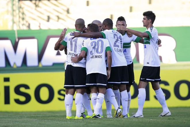 Jogadores do Coxa comemoram gol relâmpago, com apenas 15 segundos, diante do Grêmio |