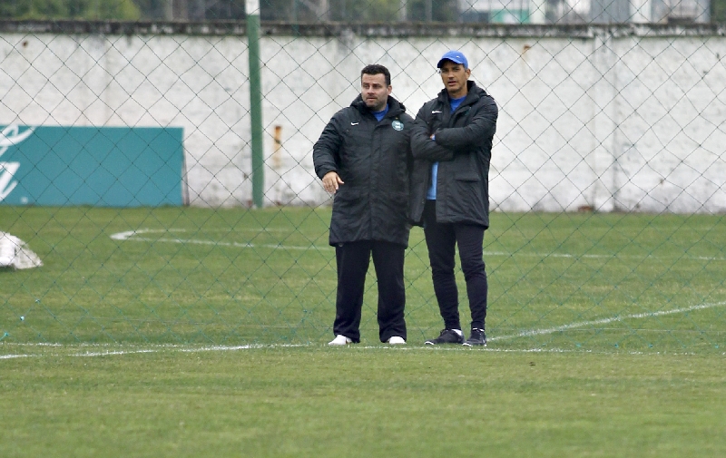 O técnico Péricles Chamusca (dir.) conversa com o auxiliar Marcelo Serrano | AlbariRosa/ Gazeta do Povo