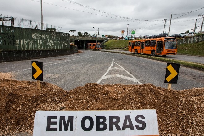 Obras nos acessos da Linha Verde no Pinheirinho, sul de Curitiba: dinheiro federal para Colombo e Fazenda Rio Grande só vem com o término dos trabalhos na capital |