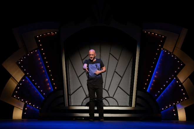 No espetáculo. o humorista faz uma reflexão sobre medos, neuroses e paranoias |