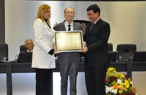 Darcy Deitos (ao centro), quando recebeu o título de Cidadão Honorário de Campo Mourão, em julho | Reprodução