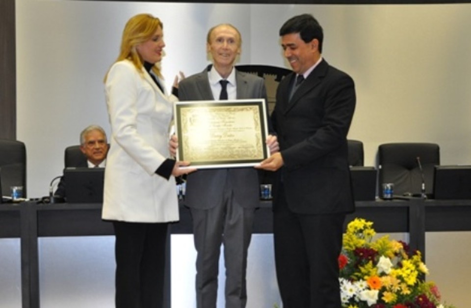 Darcy Deitos (ao centro), quando recebeu o título de Cidadão Honorário de Campo Mourão, em julho | Reprodução