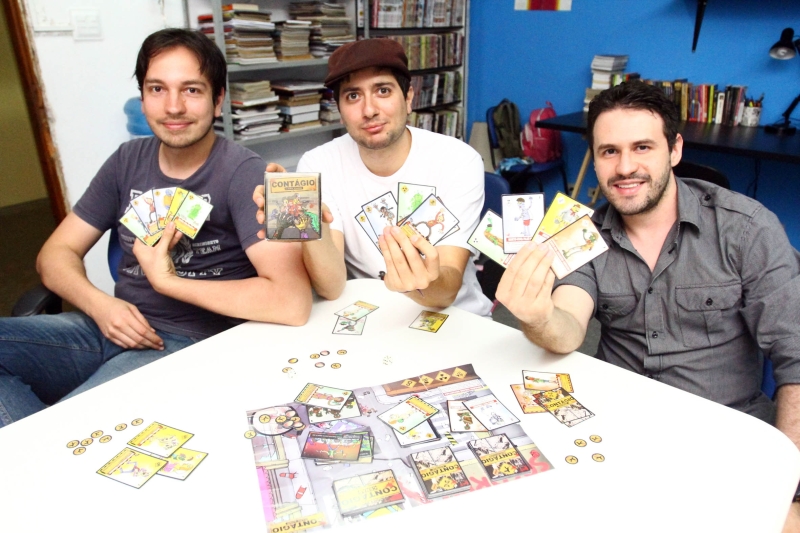 Os londrinenses Matheus Funfas, Fernando Fumis e Gustavo Zanin transformaram jogo de cartas e tabuleiro Contágio em negócio | Gilberto Abelha/ Gazeta do Povo