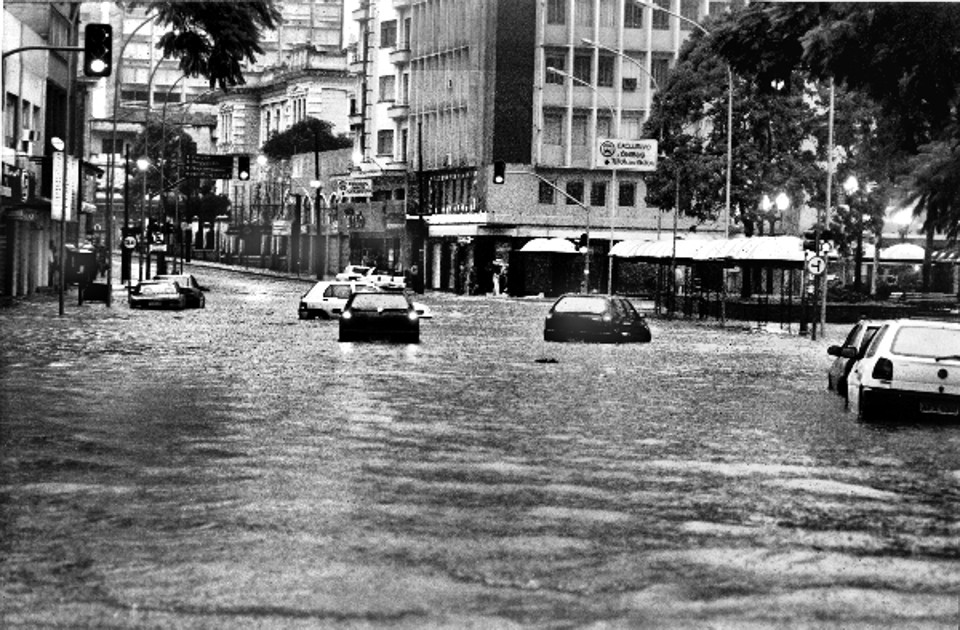 A Praça Zacarias sempre foi o local onde as enchentes do Rio do Ivo eram mais intensas, como essa da foto feita em 1999 | Urutides Borges / Arquivo / Gazeta do Povo