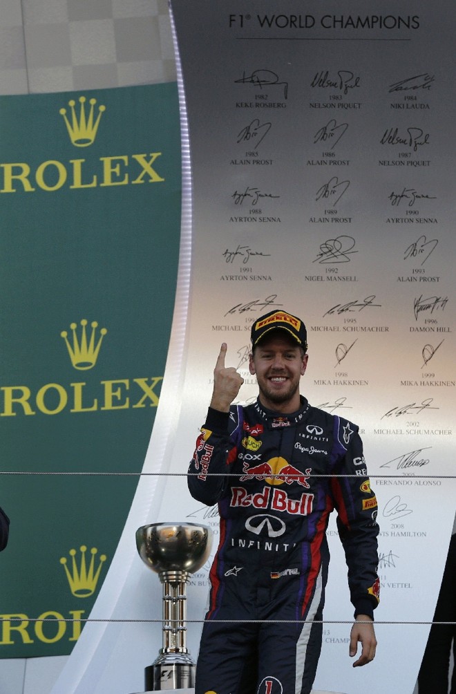 Vettel diante de um painel com os campeões da Fórmula 1: alemão tem mais quatro chances de escrever de novo seu nome na lista | Toru Hanai/Reuters
