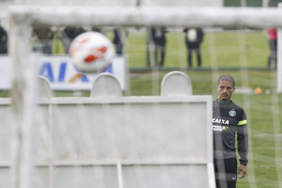 Alex faz tratamento intensivo para poder jogar o Atletiba | Daniel Castellano / Gazeta do Povo