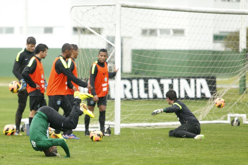 Geraldo vira cambalhota em treino do Coxa | Marcelo Andrade/ Gazeta do Povo
