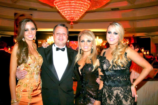 Em grandiosa recepção black tie, no Clube Curitibano, celebraram-se os 15 anos de Gianne Macedo Goedert, primeira à esquerda, que tem a companhia dos pais, Augusto e Giselle Macedo Goedert, e a irmã, Giulianne Goedert | Divulgação
