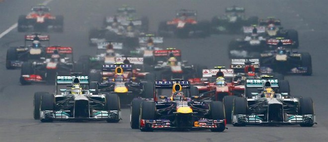 O piloto alemão Sebastian Vettel, da Red Bull, lidera a corrida no GP da Índia | 