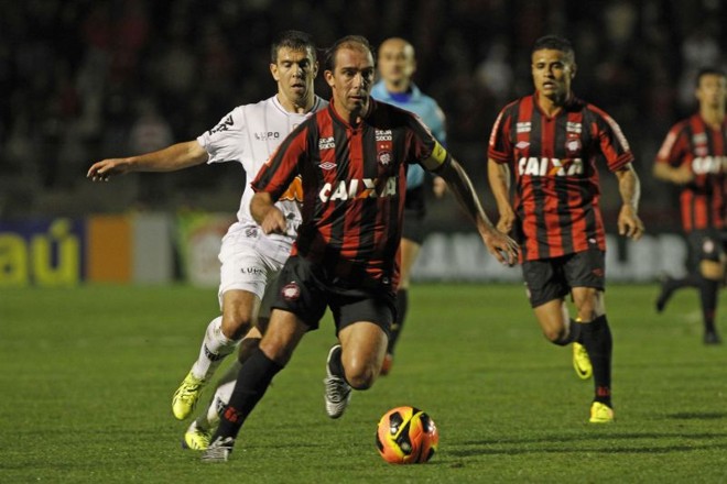 Paulo Baier deu assistência para o gol da vitória do Atlético diante do Galo |