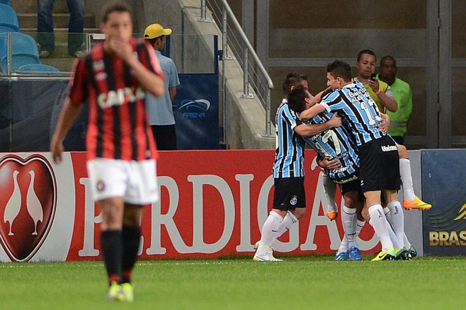 Gremistas comemoram gol de Riveros na vitória sobre o Atlético | Edu Andrade / Folhapress
