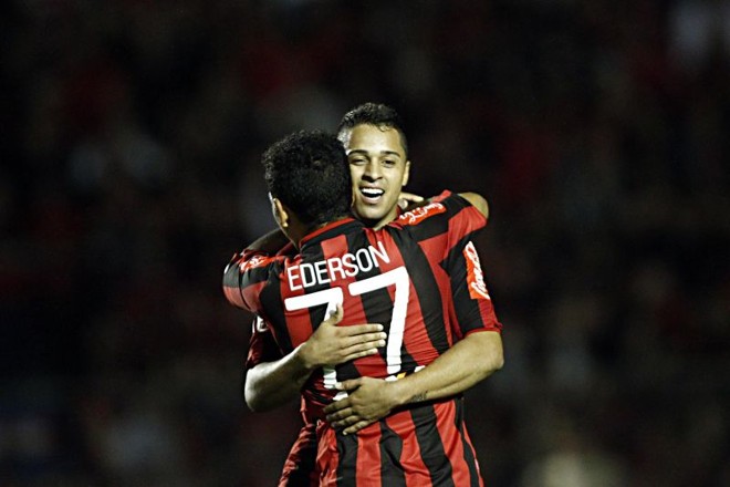 Abraço da dupla de ataque do Furacão na comemoração do gol | 