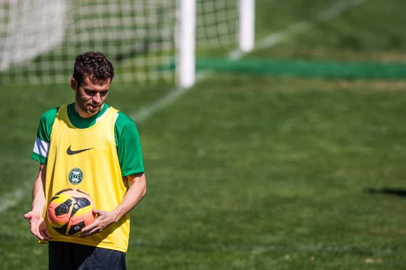 Suspenso por ter tomado o terceiro cartão no Brasileiro, Lincoln é um dos 15 jogadores do Coritiba que foram a Colômbia | Brunno Covello / Gazeta do Povo