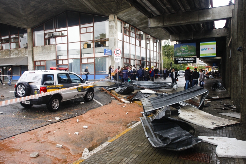 Estragos provocados na Rodoferroviária: teto desabou e lâminas atingiram um veículo estacionado no local | André Rodrigues/ Gazeta do Povo