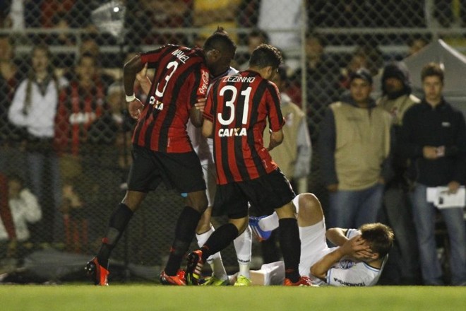 Gremista Bressan cai dizendo ter sido atingido, para revolta de Manoel e Zezinho | 