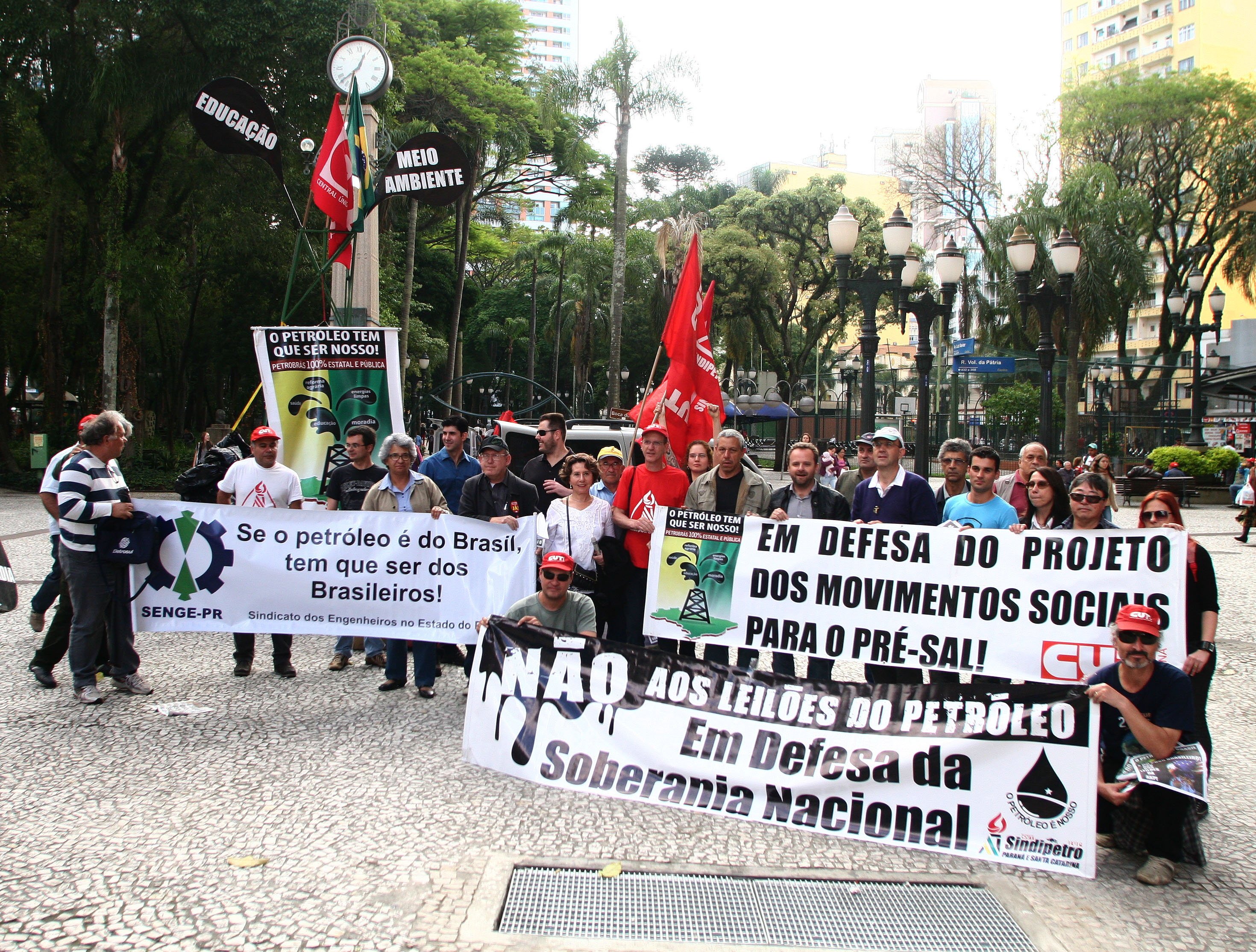 Os petroleiros foram às ruas contra o leilão de petróleo do Campo de Libra: novas manifestações são esperadas para esta segunda-feira (21) | Ciciro Back/Tribuna do Paraná
