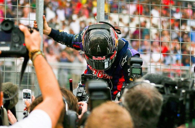 O piloto alemão Sebastian Vettel, da Red Bull, comemora o quarto título seguido na Fórmula 1 | 